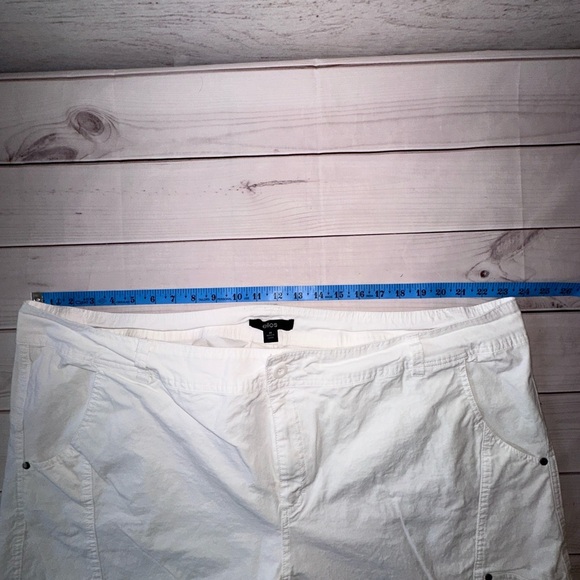 Ellos Women’s White Cargo Capri Pants - Size 26 Lightweight Summer Beach Vacay - Picture 5 of 7